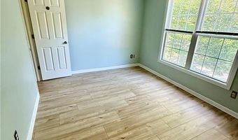 125 Goldenrod Dr, Middletown, RI 02842