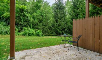 2 Oak Meadows Dr 102, Brookfield, CT 06804