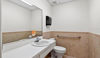220 N WESTMONTE Dr B, Altamonte Springs, FL 32714