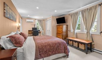 1958 Cranston St, Cranston, RI 02920