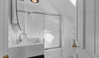 2 Lasalle Pl, Newport, RI 02840