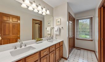 14 Hampton Ct, Algonquin, IL 60102