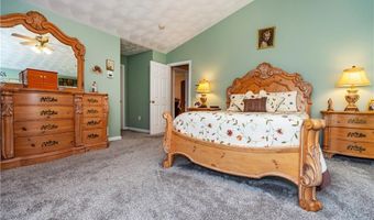 9 Wilshire Ln, Cranston, RI 02921