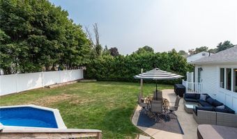 14 Wenscott Ln, North Providence, RI 02904