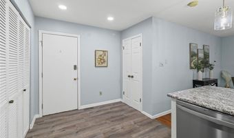 1872 Ridgeview Circle Dr, Ballwin, MO 63021