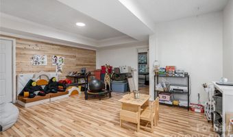 7 Oak Hollow Dr, Asheville, NC 28805