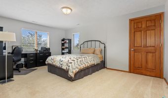 8409 Sunset Cir, Brandon, SD 57005