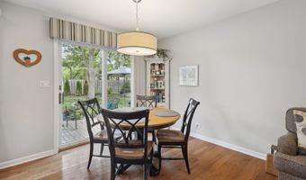 1923 N Carlyle Pl, Arlington Heights, IL 60004