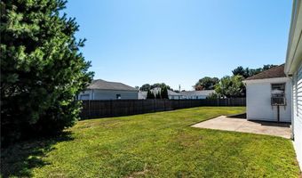 8 Somerset Rd, Cranston, RI 02910