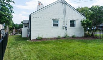 2501 CREST St, Alexandria, VA 22302