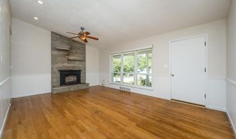 119 Smith Dr, Ballwin, MO 63011