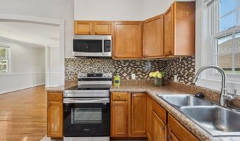 6442 HOLYOKE Dr, Annandale, VA 22003