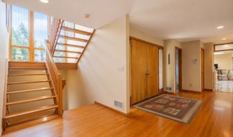 4 High Mountain Trl, Bayonne, NJ 07035