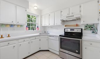 8350 GLASTONBURY Ct, Annandale, VA 22003