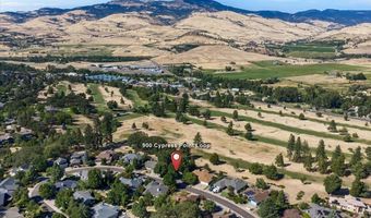 900 Cypress Point Loop, Ashland, OR 97520