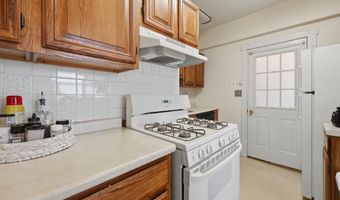 17 Lake Ave, Danbury, CT 06810