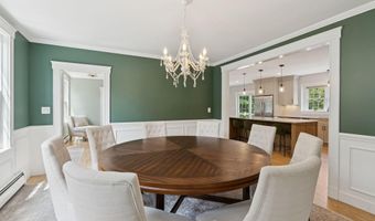 4 Victoria Ln, Falmouth, ME 04105