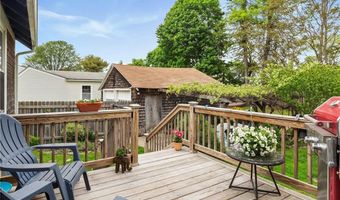 25 Renfrew Ave, Middletown, RI 02842