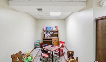825 Queenswood Ct, Indianapolis, IN 46217