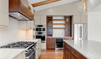 2 Stone Bridge Dr, Middletown, RI 02842