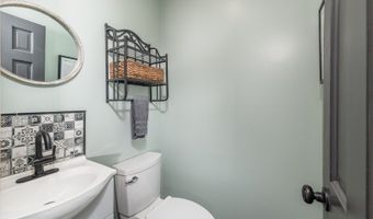 8 E Gate Dr, Alloway, NJ 07418