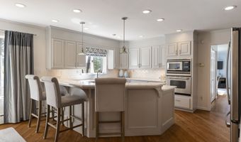 29 Woodland Dr, Avon, CT 06001