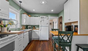 129 Bliss Mine Rd, Newport, RI 02840