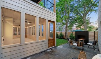 609 SW 4th St, Bentonville, AR 72712