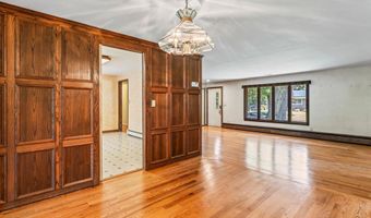 8 Greenwood Pl, Middletown, NJ 07748