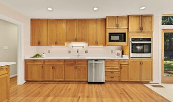 8407 GEORGIAN Way, Annandale, VA 22003
