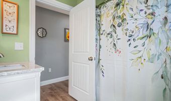 40 Knoll Crest Dr, Bangor, ME 04401