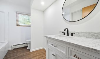 1097 Oak Tree Rd, Akron, OH 44320