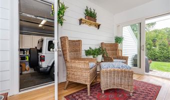 170 Pilgrim Pkwy, Warwick, RI 02888