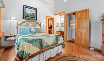 221 White Oak Trl, Banner Elk, NC 28604