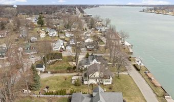 206 Edgewater Dr, Algonac, MI 48001