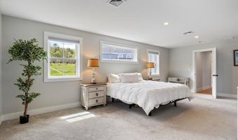 5 Cobblestone St, Falmouth, ME 04105