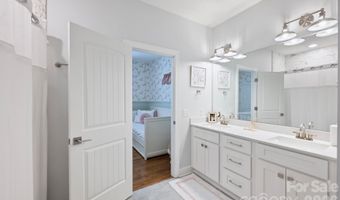 1617 Hawthorne Ln, Charlotte, NC 28205
