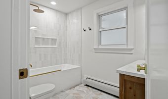 8 Knight St, Falmouth, ME 04105