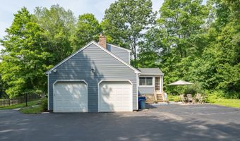 8 Sassafras Ln, Clinton, CT 06413