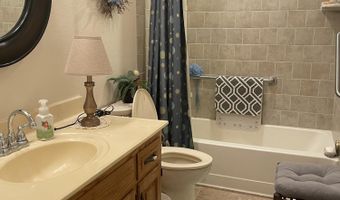 2105 Oakridge Dr, Ava, MO 65608