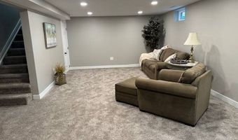 624 J St, Aurora, NE 68818