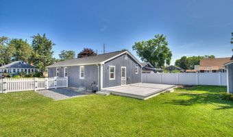 33 Spruce Ln, Bristol, RI 02809