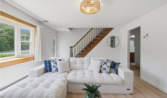 6 Lakewood Dr, Narragansett, RI 02882