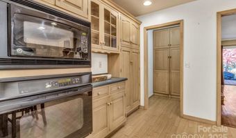 111 Hidden Pond Ln, Asheville, NC 28804