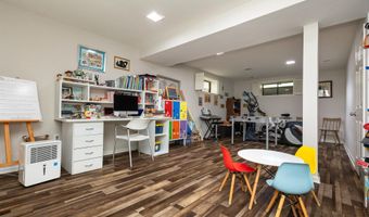 8809 SAUNDERS Ln, Bethesda, MD 20817