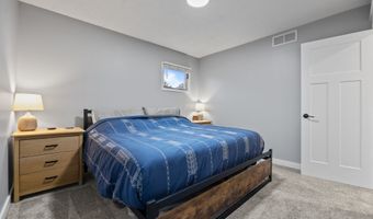 108 12th Ave SW, Altoona, IA 50009