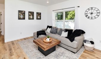 926 23rd Pl, Des Moines, IA 50312