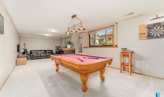 408 N Oak Ridge Rd, Brandon, SD 57005