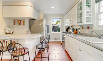 2700 N DINWIDDIE St N, Arlington, VA 22207