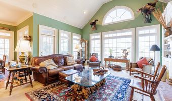 708 Town And Country Dr, Adel, GA 31620